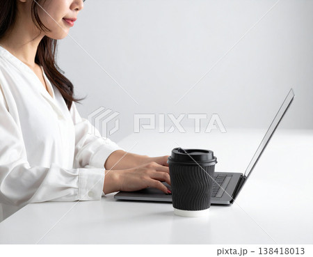 ノートパソコンで仕事をする女性　在宅ワーク　リモートワーク　フリーランス 138418013