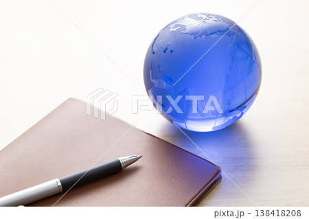 手帳とボールペンとガラス製の地球儀 手帳とボールペンとガラス製の地球儀 138418208