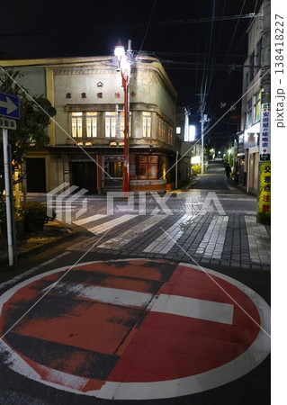 夜の秩父市 番場通りの小池カフェ（旧小池煙草店）  138418227