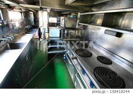 列車旅の醍醐味… 寝台特急の食堂車『厨房・キッチン』 138418244
