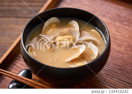 あさりの味噌汁 黒いお椀に盛った和食の汁物 138418282
