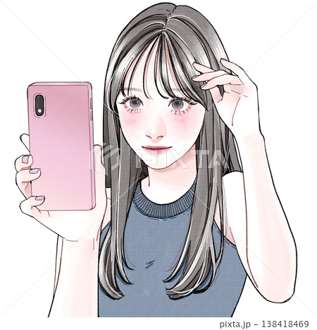 スマホを見ながら髪を整えている女性 スマホを見ながら髪を整えている女性 138418469
