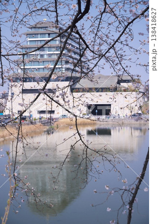 満開の桜越しに水鏡のエスパシオ ナゴヤキャッスル・ホテルを望む 138418627