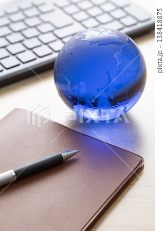 パソコンと手帳とガラス製の地球儀 パソコンと手帳とガラス製の地球儀 138418875
