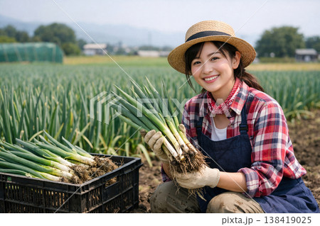 ネギ畑の女性 138419025