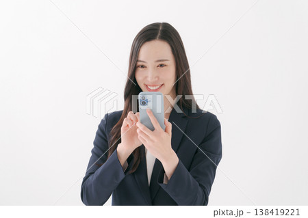 スマホを操作する女性 スマホを操作する女性 138419221