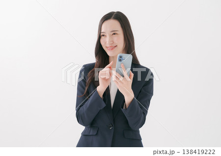 スマホを操作する女性 スマホを操作する女性 138419222