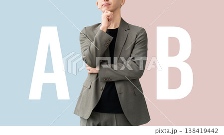 AかBか、どちらか考える男性ビジネスマン AかBか、どちらか考える男性ビジネスマン 138419442