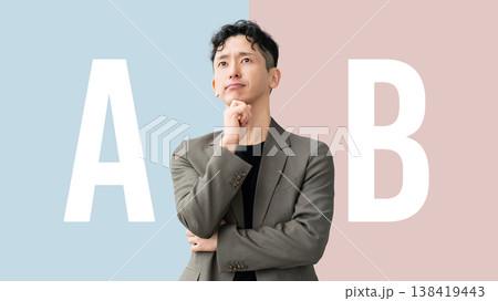 AかBか、どちらか考える男性ビジネスマン 138419443