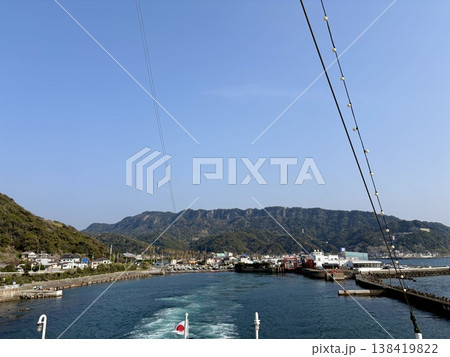 出航すること東京湾フェリーかなや丸から見た千葉県側_金谷港と鋸山 出航すること東京湾フェリーかなや丸から見た千葉県側_金谷港と鋸山 138419822