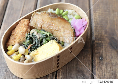 曲げわっぱに入れた鰤の照り焼きと枝豆塩昆布ごはんの和食弁当 138420401