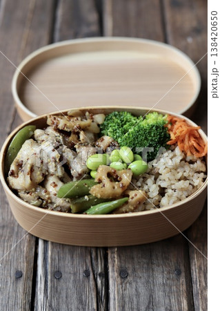 マスタードチキンとたっぷり野菜の500キロカロリー以下のヘルシー弁当 マスタードチキンとたっぷり野菜の500キロカロリー以下のヘルシー弁当 138420650