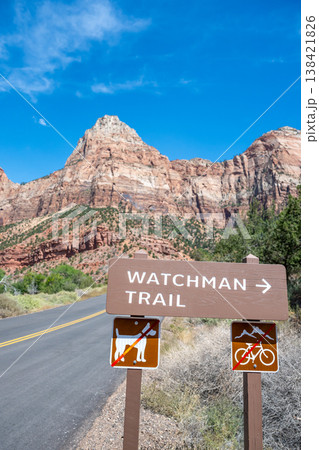 Trailhead sign to Watchman Trail in Zion National Park, Utah. Trailhead sign to Watchman Trail in Zion National Park, Utah. 138421826