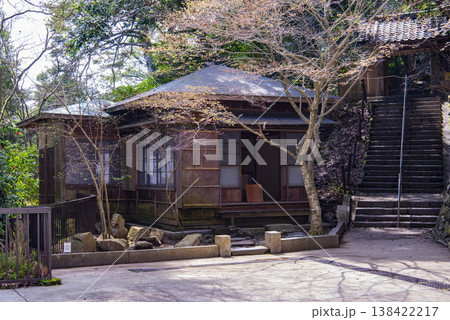 風情ある寺の山門と建物 138422217