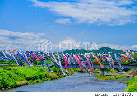 【神奈川】五月晴れの空に映える鈴川の鯉のぼりと富士山の絶景 【神奈川】五月晴れの空に映える鈴川の鯉のぼりと富士山の絶景 138422736