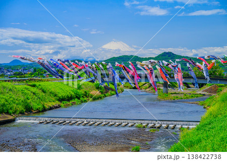 【神奈川】五月晴れの空に映える鈴川の鯉のぼりと富士山の絶景 【神奈川】五月晴れの空に映える鈴川の鯉のぼりと富士山の絶景 138422738
