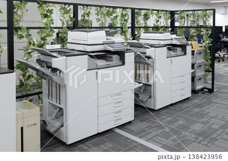 パーティション横に並ぶコピー機とオフィスグリーン 138423956