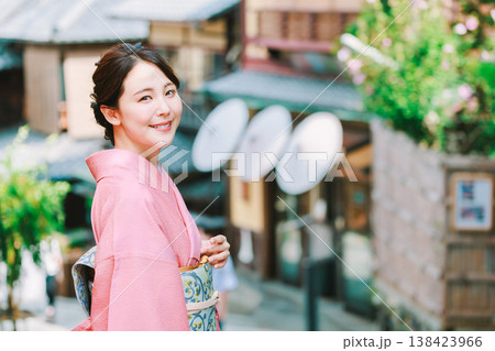 着物で観光を楽しむ女性 138423966