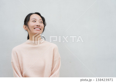 実家に帰省した娘のポートレート 138423971
