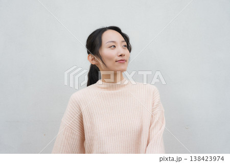 実家に帰省した娘のポートレート 実家に帰省した娘のポートレート 138423974