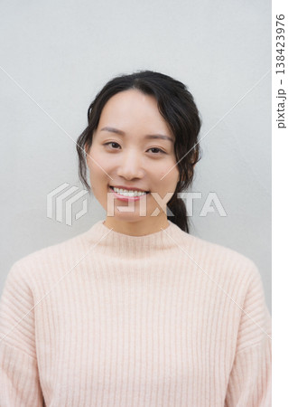 実家に帰省した娘のポートレート 実家に帰省した娘のポートレート 138423976