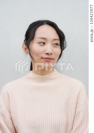 実家に帰省した娘のポートレート 実家に帰省した娘のポートレート 138423977
