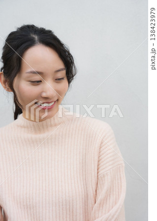 実家に帰省した娘のポートレート 実家に帰省した娘のポートレート 138423979