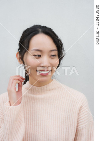実家に帰省した娘のポートレート 実家に帰省した娘のポートレート 138423980