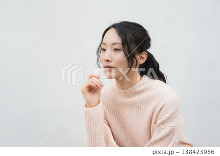 実家に帰省した娘のポートレート 138423986