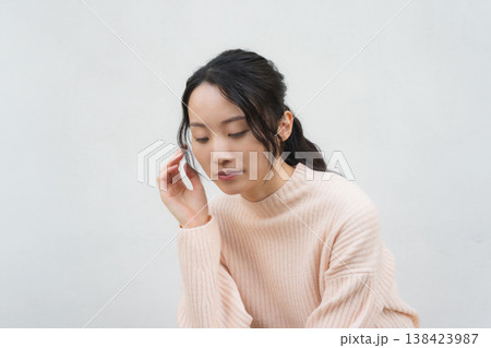 実家に帰省した娘のポートレート 実家に帰省した娘のポートレート 138423987