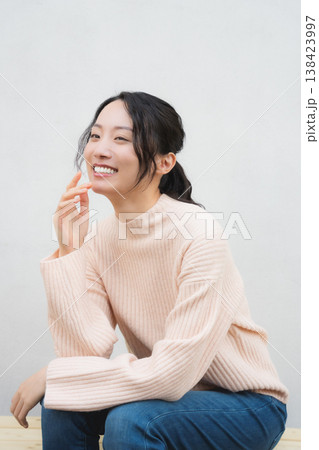 実家に帰省した娘のポートレート 実家に帰省した娘のポートレート 138423997