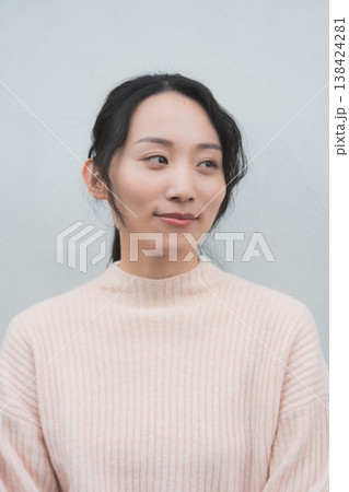 レトロ感のある実家に帰省した娘のポートレート レトロ感のある実家に帰省した娘のポートレート 138424281