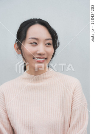レトロ感のある実家に帰省した娘のポートレート 138424282