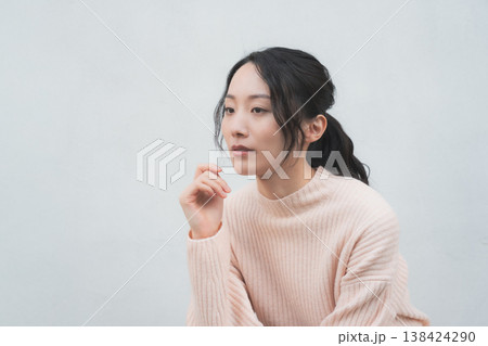 レトロ感のある実家に帰省した娘のポートレート レトロ感のある実家に帰省した娘のポートレート 138424290