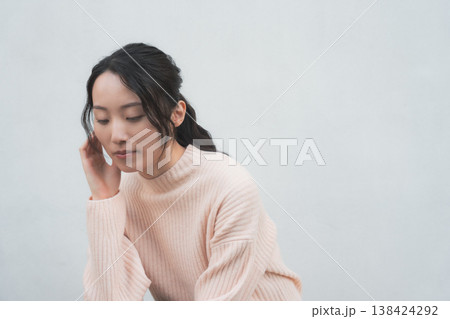 レトロ感のある実家に帰省した娘のポートレート レトロ感のある実家に帰省した娘のポートレート 138424292