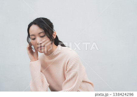 レトロ感のある実家に帰省した娘のポートレート 138424296