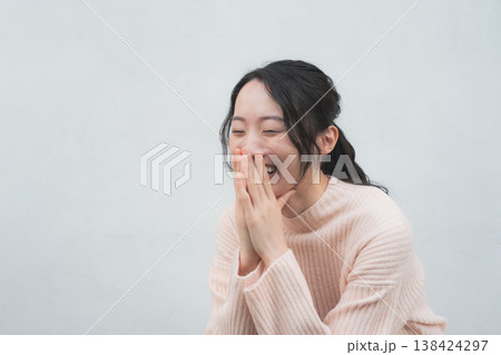 レトロ感のある実家に帰省した娘のポートレート レトロ感のある実家に帰省した娘のポートレート 138424297