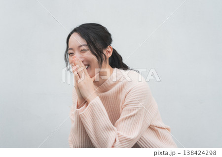 レトロ感のある実家に帰省した娘のポートレート 138424298