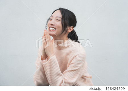 レトロ感のある実家に帰省した娘のポートレート レトロ感のある実家に帰省した娘のポートレート 138424299