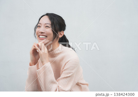 レトロ感のある実家に帰省した娘のポートレート 138424300