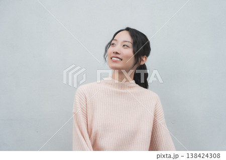 レトロ感のある実家に帰省した娘のポートレート レトロ感のある実家に帰省した娘のポートレート 138424308