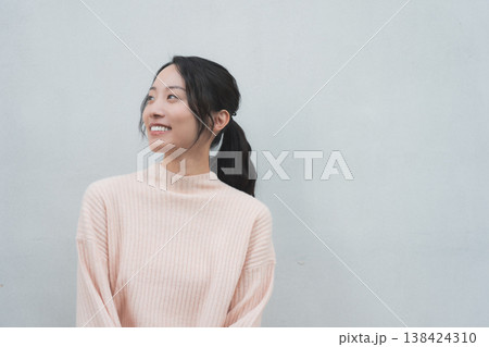 レトロ感のある実家に帰省した娘のポートレート レトロ感のある実家に帰省した娘のポートレート 138424310