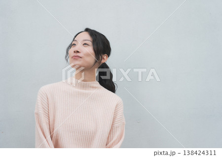 レトロ感のある実家に帰省した娘のポートレート レトロ感のある実家に帰省した娘のポートレート 138424311
