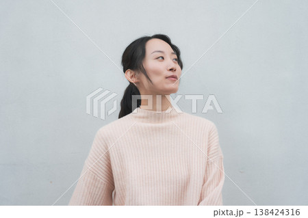 レトロ感のある実家に帰省した娘のポートレート レトロ感のある実家に帰省した娘のポートレート 138424316