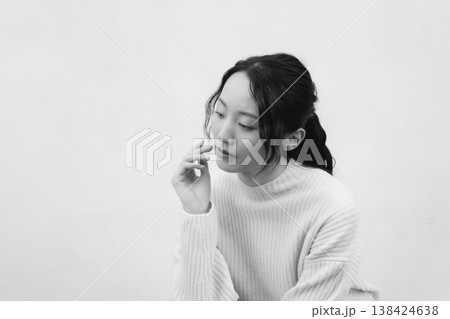 モノクロームなレトロ感のある実家に帰省した娘のポートレート モノクロームなレトロ感のある実家に帰省した娘のポートレート 138424638