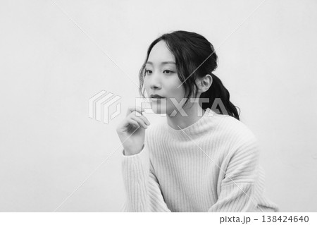 モノクロームなレトロ感のある実家に帰省した娘のポートレート モノクロームなレトロ感のある実家に帰省した娘のポートレート 138424640