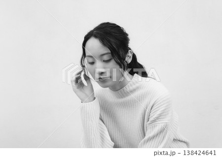 モノクロームなレトロ感のある実家に帰省した娘のポートレート モノクロームなレトロ感のある実家に帰省した娘のポートレート 138424641