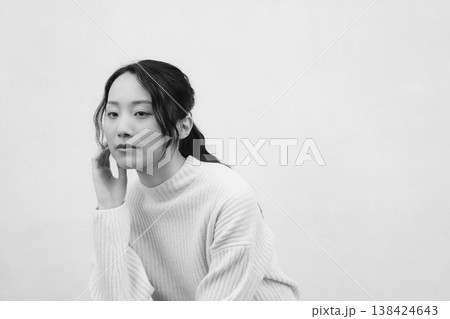 モノクロームなレトロ感のある実家に帰省した娘のポートレート モノクロームなレトロ感のある実家に帰省した娘のポートレート 138424643