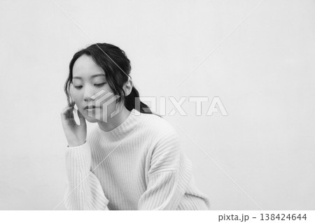 モノクロームなレトロ感のある実家に帰省した娘のポートレート モノクロームなレトロ感のある実家に帰省した娘のポートレート 138424644