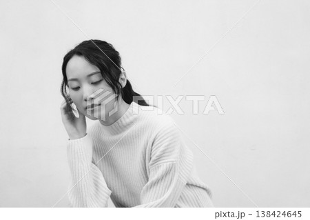 モノクロームなレトロ感のある実家に帰省した娘のポートレート 138424645